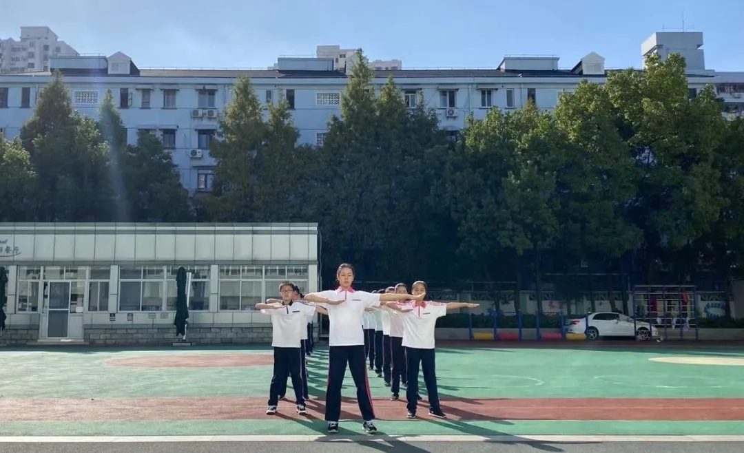 一起“舞动”青春!上海千余名中小学生“云端”齐做广播体操(图11) 一起“舞动”青春!上海千余名中小学生“云端”齐做广播体操(图11)
