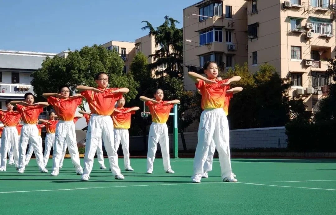 一起“舞动”青春!上海千余名中小学生“云端”齐做广播体操(图13) 一起“舞动”青春!上海千余名中小学生“云端”齐做广播体操(图13)