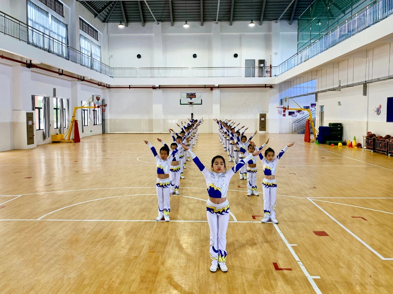 一起“舞动”青春!上海千余名中小学生“云端”齐做广播体操(图19) 一起“舞动”青春!上海千余名中小学生“云端”齐做广播体操(图19)