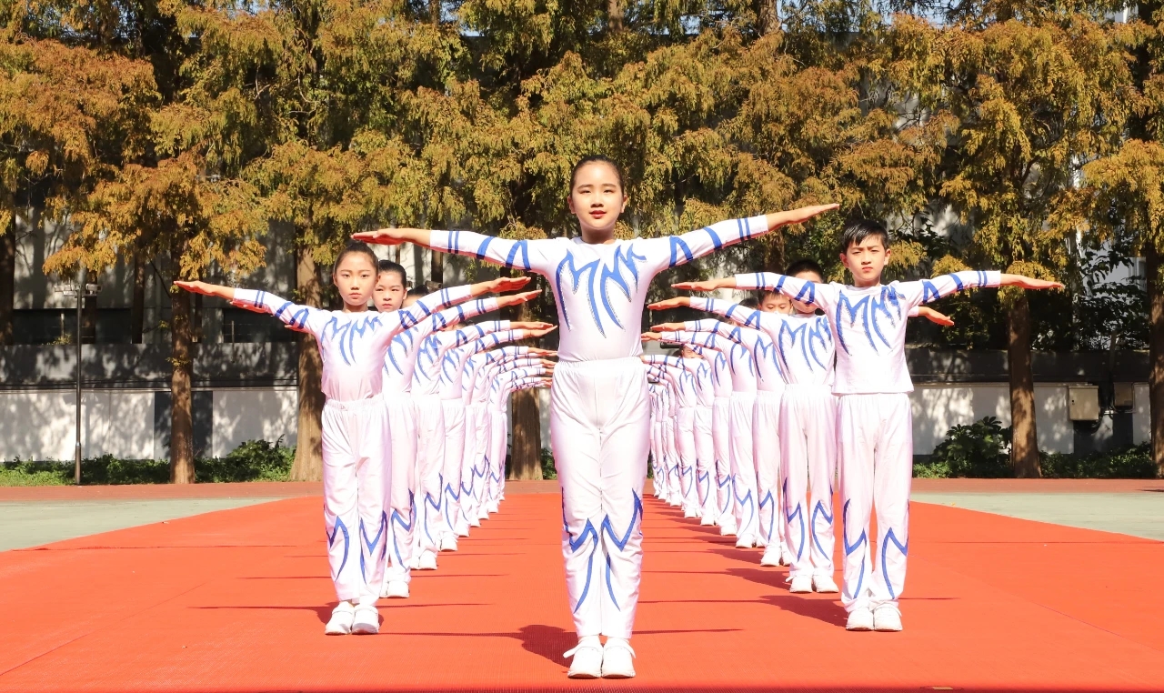 一起“舞动”青春!上海千余名中小学生“云端”齐做广播体操(图23) 一起“舞动”青春!上海千余名中小学生“云端”齐做广播体操(图23)