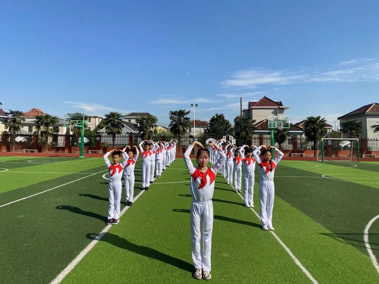 一起“舞动”青春!上海千余名中小学生“云端”齐做广播体操(图31) 一起“舞动”青春!上海千余名中小学生“云端”齐做广播体操(图31)
