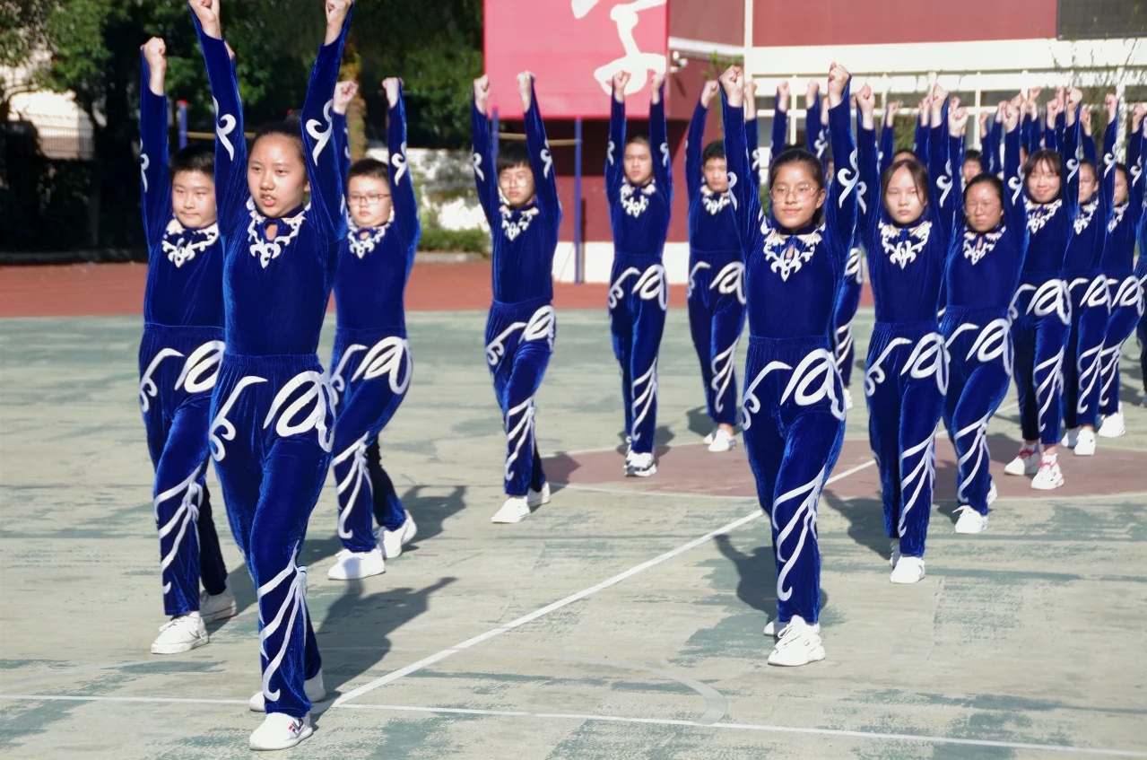 一起“舞动”青春!上海千余名中小学生“云端”齐做广播体操(图15) 一起“舞动”青春!上海千余名中小学生“云端”齐做广播体操(图15)